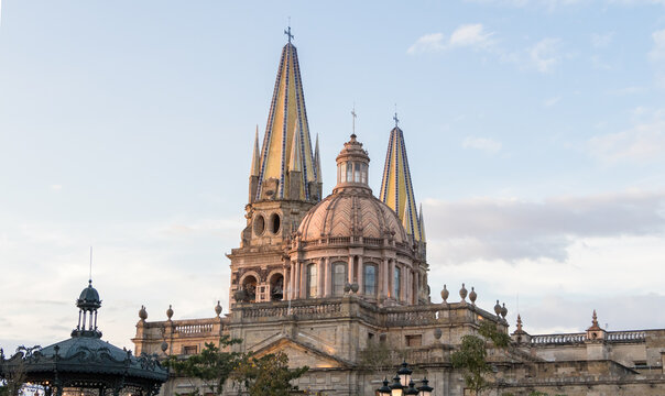 Vista de la catedral de Guadalajara, M&eacute;xico,  desde la plaza principal.