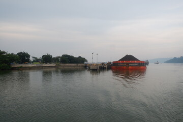 Obraz premium water flowing between the rocks in a small river