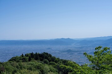 展望台から見下ろす春の大和盆地の情景