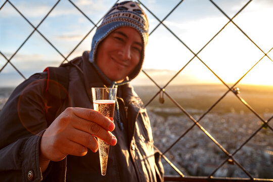 Hombre mexicano brindando con champa&ntilde;a y viendo el paisaje de Par&iacute;s, desde la Torre Eiffel