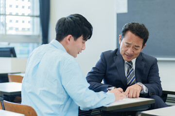 生徒にマンツーマンで個別指導をする先生