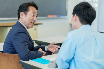 生徒にマンツーマンで個別指導をする先生