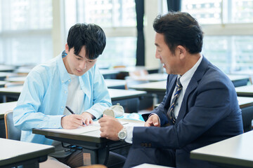 生徒にマンツーマンで個別指導をする先生