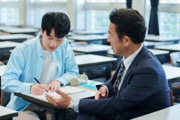 生徒にマンツーマンで個別指導をする先生