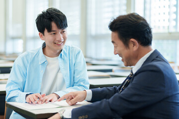 生徒にマンツーマンで個別指導をする先生