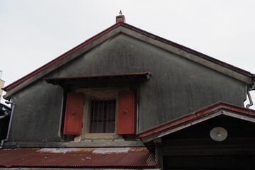 赤い戸の古い蔵