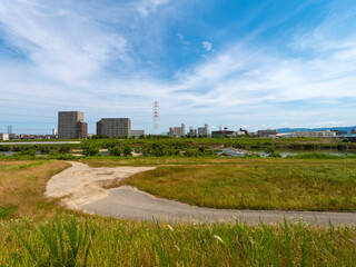 大阪市内を流れる大和川沿いの街並み