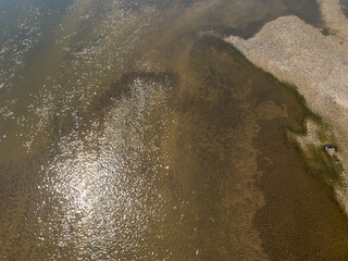 橋の上から見下ろす河川の風景