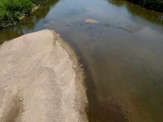 橋の上から見下ろす河川の風景