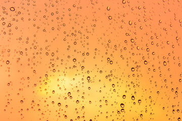 オレンジ背景　炭酸飲料　飲み物　気泡　ビール　イメージ