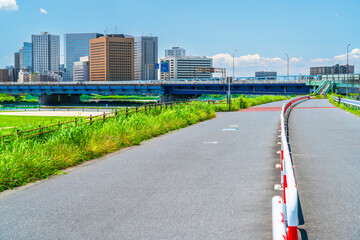 多摩川河川敷から見る川崎駅前のビル群【神奈川県・川崎市】　
Tama River riverbed and Kawasaki cityscape - Kanagawa, Japan