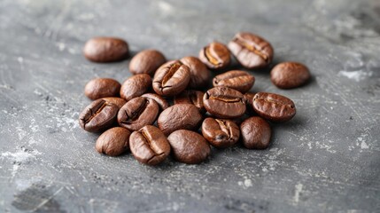 Naklejka premium Coffee beans roasted on a gray surface