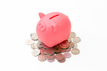 白背景に硬貨と貯金箱