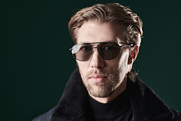 Obraz premium confident fashion man