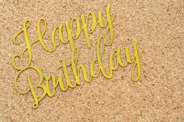 コルクの背景にゴールドのhappybirthday