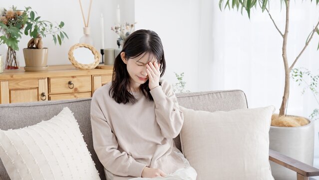 痛む目を押さえる女性