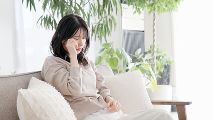 リビングで泣く女性