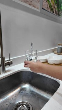 Llenando vaso con agua, tomar agua.
