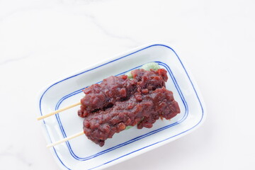蓬を使った草餅で作った緑色のおだんごに、こしあんをたっぷり載せた、よもぎ団子
