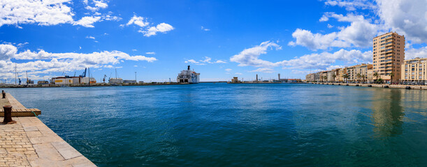 Panorama du port de Sète avec un ferry boat en attente