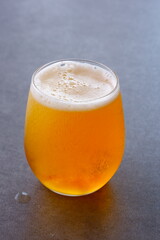 きめ細かい泡が立った、よく冷えたビールのグラス
