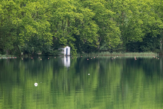 Estructura blanca reflejada en el lago de Ba&ntilde;olas, Catalu&ntilde;a, Espa&ntilde;a