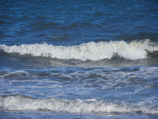 アップで撮影したビーチの海面の美しい波の風景