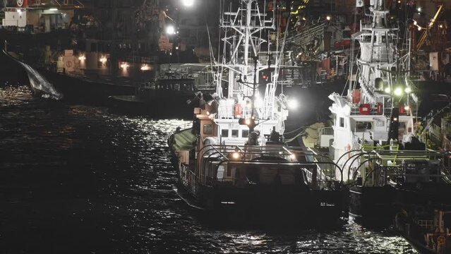 夜の釧路港に停泊する漁船⑤