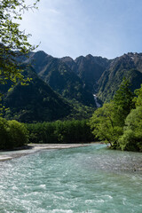 上高地・河童橋の上から見る風景
