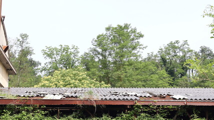 Copertura in eternit, con rottura del manto in fibra di amianto inserita nel calcestruzzo.