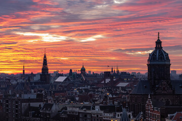 Obraz premium Amsterdam city skyline buildings during a dramatic pink sunset. Photo taken in the evening at Amsterdam Holland