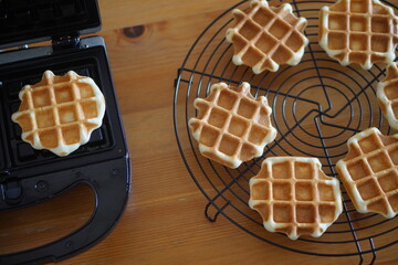 焼きたてワッフルとワッフルメーカー