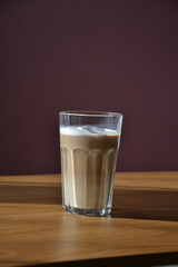 Kawa na drewnianym blacie stoliku o poranku