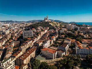 Obraz premium View on Marseille and Basilika Notre-Dame de la Garde 
