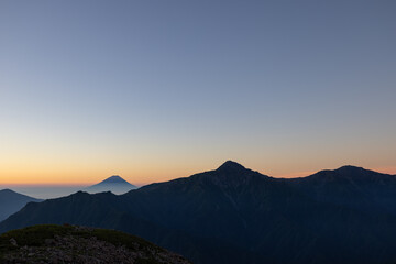 朝焼けの富士山と南アルプス