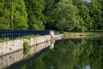 Obraz premium river in the park