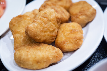 Chicken nuggets is frozen chicken snacks made from selected pure chicken meat. Ready-to-eat snacks, just fry. Contains protein from chicken meat.