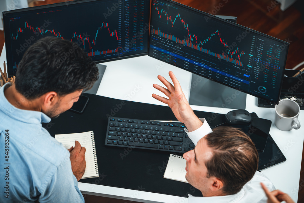 Aufkleber business professional brokers discussing stock market on pc screen in real time, analyzing dynamic e