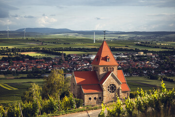 Blick vom Wißberg in Rheinhessen auf die Kreuzkapelle, Juni 2024