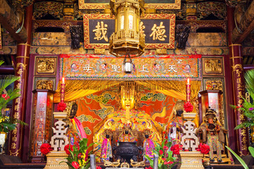 Obraz premium The main hall of the Great Mazu Temple in Tainan, Taiwan, enshrined statues of Mazu. the Mazu is a deified form of the medieval Fujianese shamaness Lin Moniang.