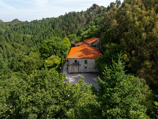 Obraz premium Monasterio de San Pedro de Roca en Galicia