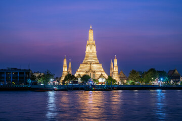 Naklejka premium Pagoda at Wat Arun, a royal temple at Chaopraya river on twilight time, Bangkok, Thailand.