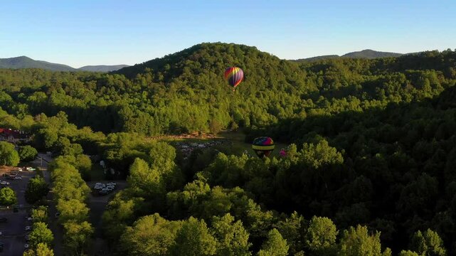 Slowly revealing German town Helen during the hot air balloon festival in North Georgia