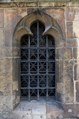 Vergittertes Kirchenfenster