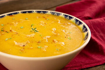 Creme de mandioquinha com frango desfiado, ervas frescas e pimenta calabresa close up