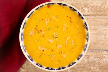 Creme de mandioca com frango desfiado, ervas frescas e pimenta calabresa vista aerea