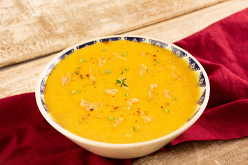 Creme de mandioca com frango desfiado, ervas frescas e pimenta calabresa vista isométrica copyspace