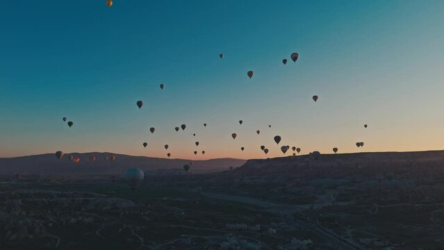 【4Kドローン動画】トルコカッパドキア、朝日に照らされた熱気球	