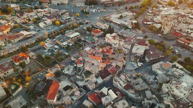 【4Kドローン動画】トルコカッパドキア、朝日に照らされたギョレメの街並み