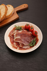 皿に盛り付けられた生ハム